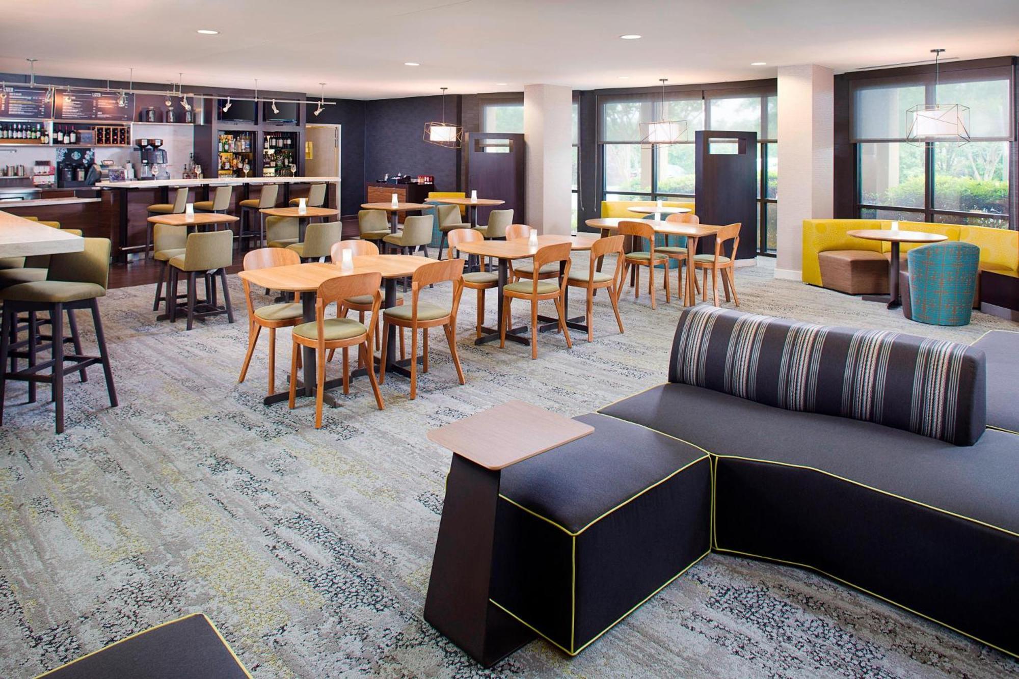 Courtyard By Marriott Roanoke Airport Hotell Exteriör bild