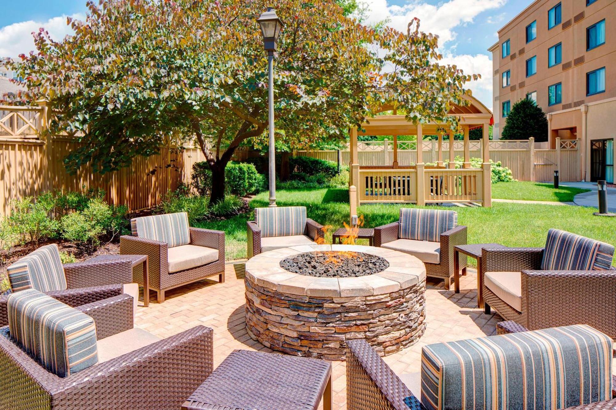Courtyard By Marriott Roanoke Airport Hotell Exteriör bild