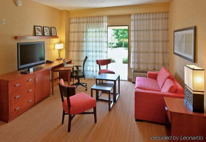 Courtyard By Marriott Roanoke Airport Hotell Exteriör bild